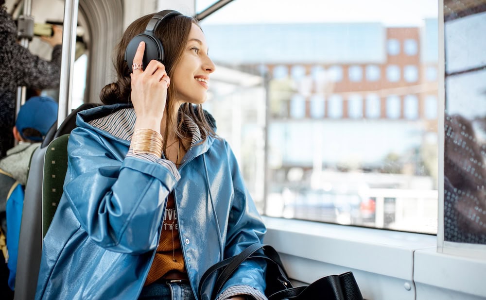 電車内で音楽を聴く