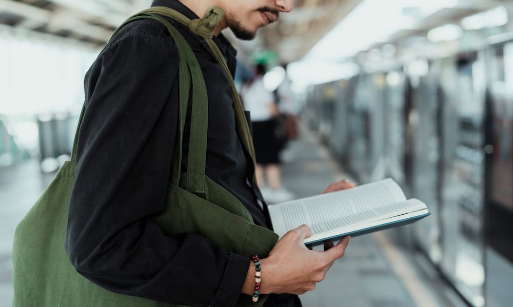 毎日通勤・通学するなら「読書」か「Audible」が断然おすすめ